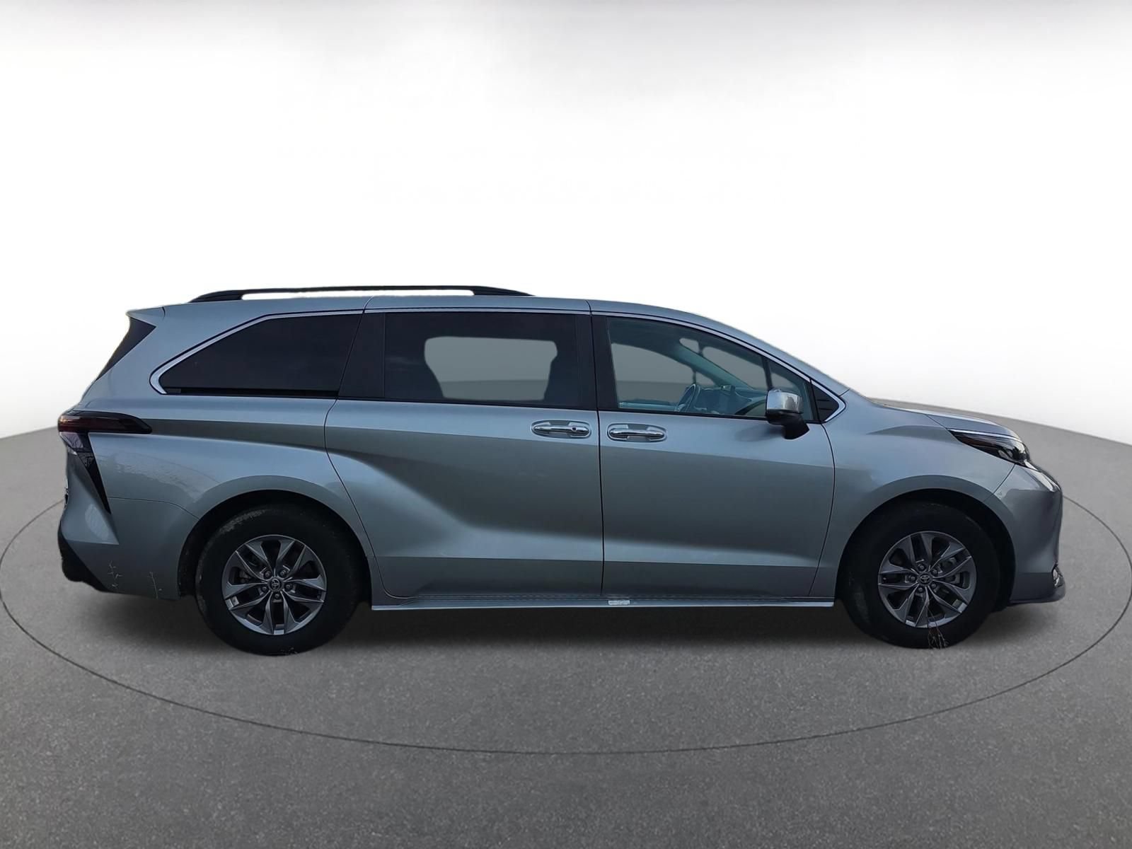 Used 2025 Toyota Sienna XLE FWD image 8