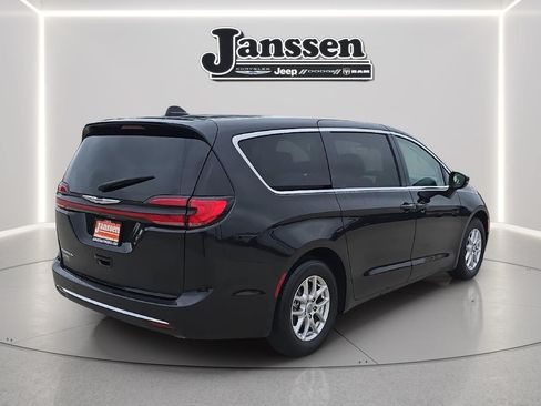 Used 2023 Chrysler Pacifica Touring-L FWD image 5