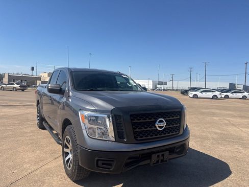 Used 2019 Nissan Titan S image 2