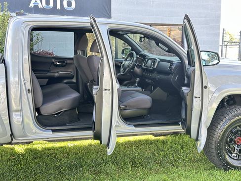 Used 2018 Toyota Tacoma TRD Sport AWD/4WD image 24
