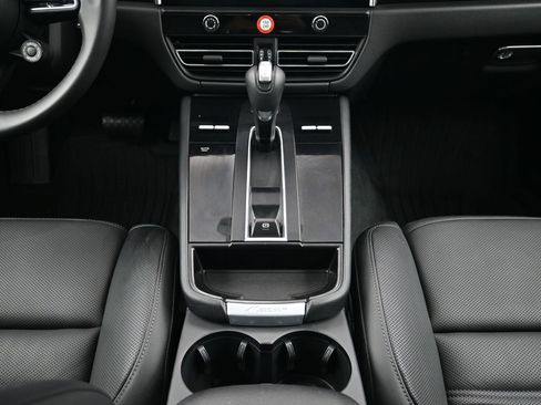 Used 2026 Porsche Macan image 10