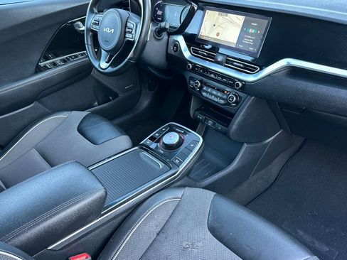 Used 2022 Kia Niro EX image 17
