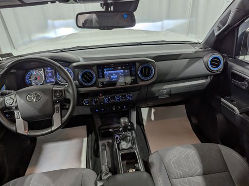 Used 2018 Toyota Tacoma SR image 13