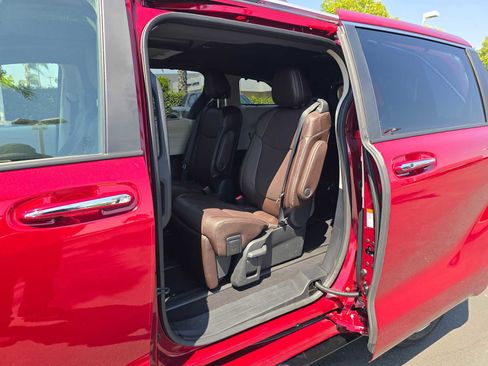 Certified 2024 Toyota Sienna Platinum FWD image 18