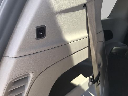 Used 2024 Chrysler Pacifica Touring-L FWD image 14
