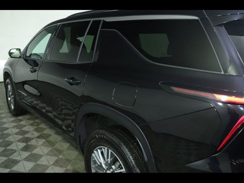 Used 2025 Chevrolet Traverse LT image 17