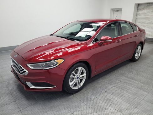 Used 2018 Ford Fusion SE w/ Fusion SE Technology Package FWD image 2