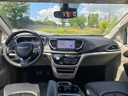 Used 2024 Chrysler Pacifica Touring-L FWD image 17