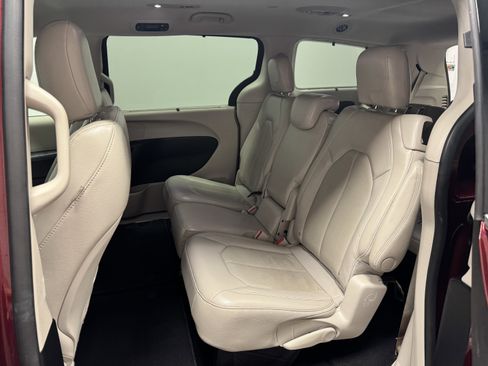 Used 2021 Chrysler Pacifica Touring-L image 17
