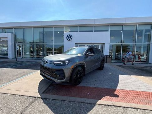 Used 2025 Volkswagen Tiguan SE R-Line AWD/4WD image 1