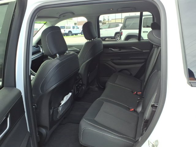 Used 2023 Jeep Grand Cherokee Laredo AWD/4WD image 8