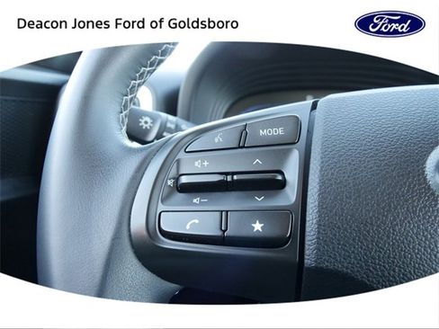 Used 2023 Hyundai Venue Limited image 21