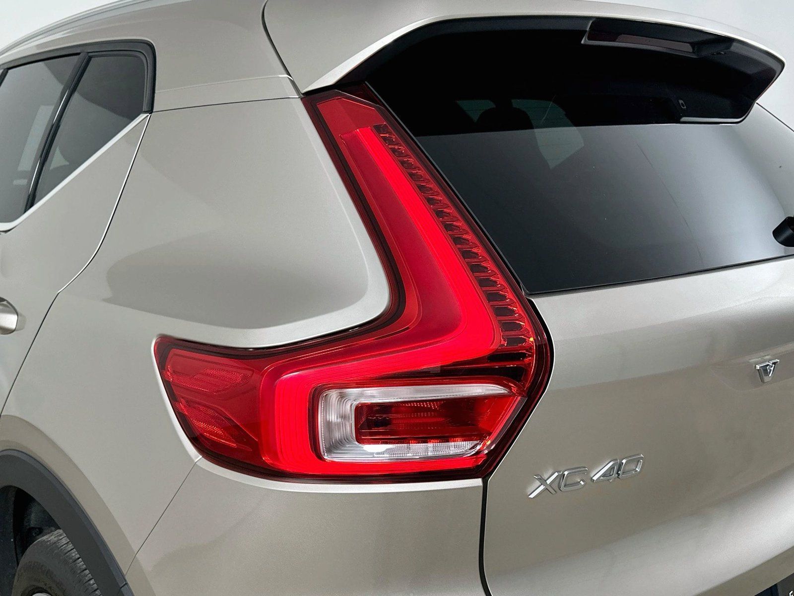 Used 2024 Volvo XC40 B5 Plus w/ Climate Package AWD/4WD image 12