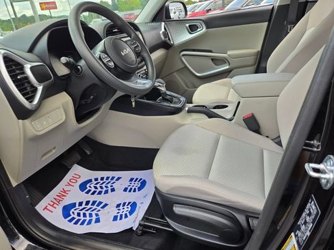 Used 2025 Kia Soul LX w/ LX Technology Package FWD image 9