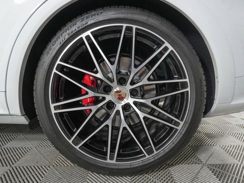 Used 2025 Porsche Cayenne GTS image 31