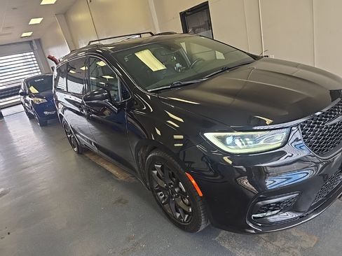 Used 2021 Chrysler Pacifica Touring-L w/ Uconnect Theater Family Group FWD image 1