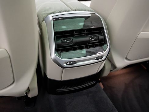 New 2026 BMW 750e xDrive image 23