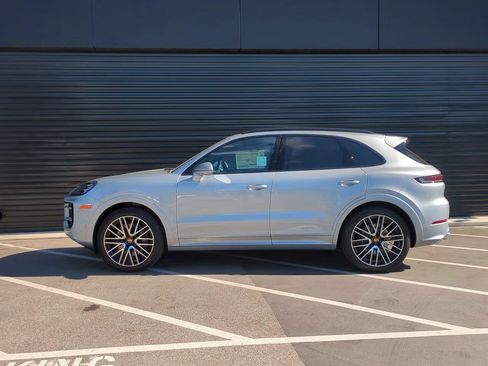 Certified 2026 Porsche Cayenne AWD/4WD image 2