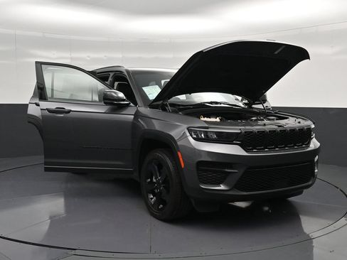 Used 2023 Jeep Grand Cherokee Altitude AWD/4WD image 25
