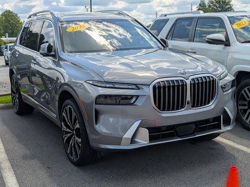 Used 2025 BMW X7 xDrive40i AWD/4WD image 3