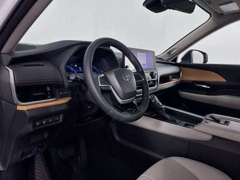 Used 2025 Toyota Grand Highlander AWD Hybrid image 12