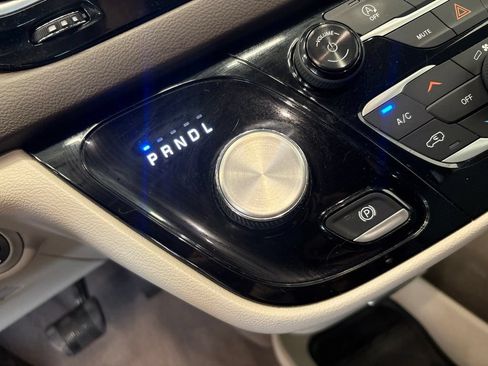 Used 2018 Chrysler Pacifica Touring Plus FWD image 19