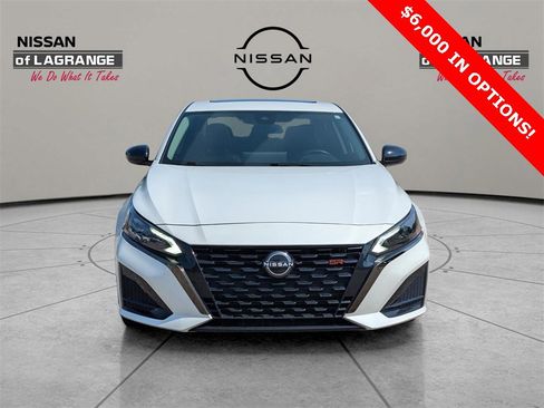 Used 2023 Nissan Altima 2.5 SR w/ SR Premium Package image 2