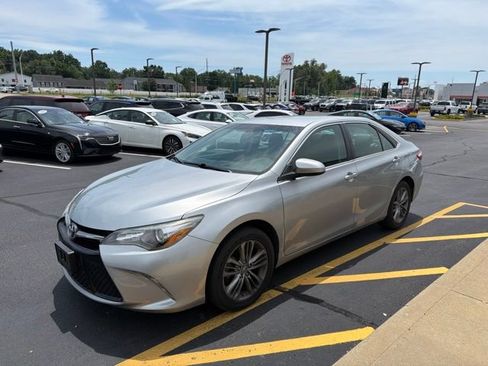 Used 2017 Toyota Camry SE FWD image 2