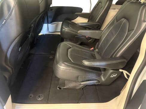 Used 2022 Chrysler Pacifica Touring-L FWD image 22