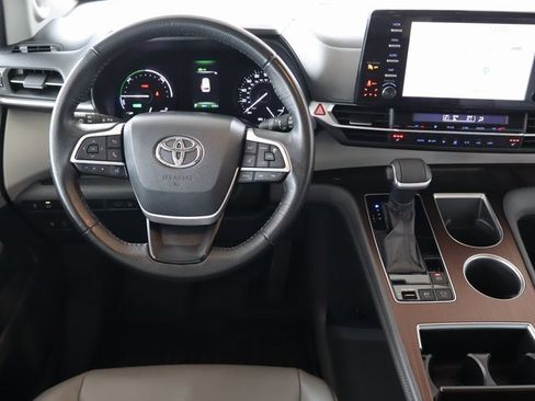 Used 2021 Toyota Sienna XLE image 22