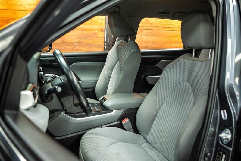 Used 2021 Toyota Highlander LE AWD/4WD image 10