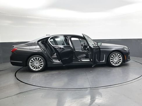 Used 2022 BMW 740i w/ Premium Package image 36