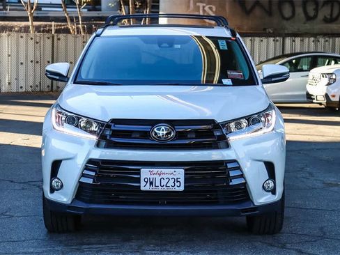 Used 2017 Toyota Highlander SE image 2