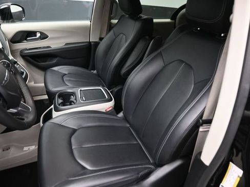 Used 2024 Chrysler Pacifica Limited FWD image 33