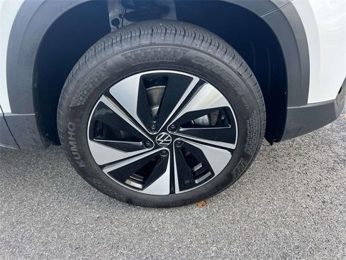 Used 2025 Volkswagen Taos SE image 9