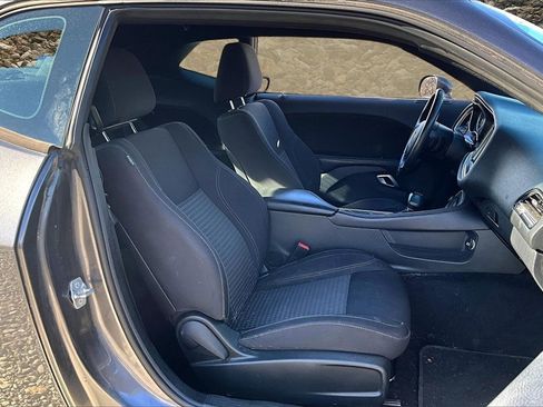 Used 2015 Dodge Challenger SXT image 7