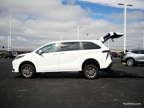 New 2026 Toyota Sienna LE FWD image 8