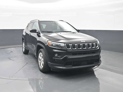 Used 2024 Jeep Compass Latitude AWD/4WD image 2