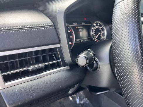 Used 2024 Mitsubishi Outlander SE image 12