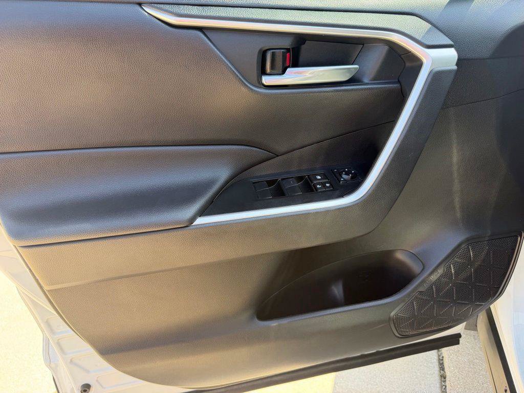 Used 2021 Toyota RAV4 XLE w/ Convenience Package FWD image 13