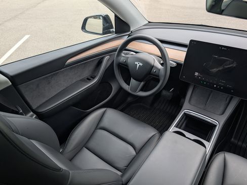 Used 2024 Tesla Model Y Long Range AWD/4WD image 9