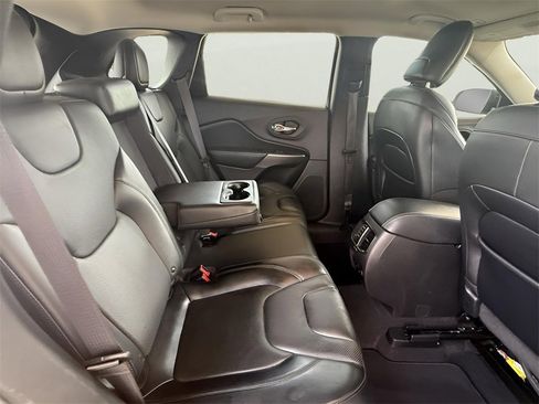 Used 2019 Jeep Cherokee Limited image 23