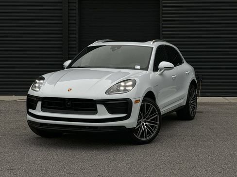 Certified 2026 Porsche Macan AWD/4WD image 1