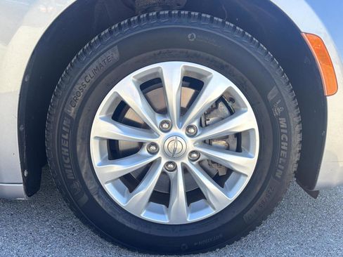 Used 2019 Chrysler Pacifica Touring-L image 39