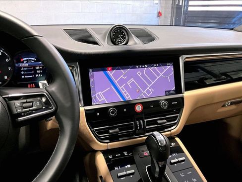 Used 2025 Porsche Macan image 10