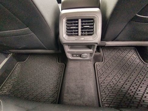 Used 2020 Volkswagen Tiguan SE image 51