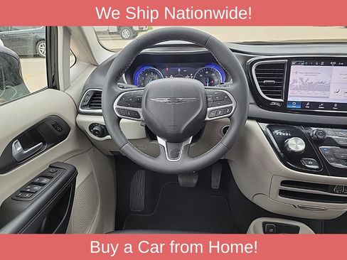 Used 2024 Chrysler Pacifica Touring-L FWD image 12