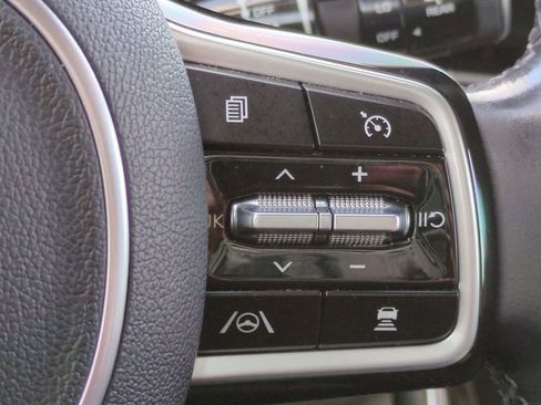 Used 2023 Kia Carnival SX Prestige image 27