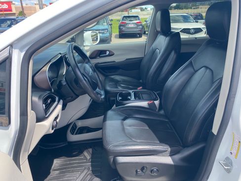 Used 2018 Chrysler Pacifica Touring-L w/ Advanced Safetytec Group FWD image 5