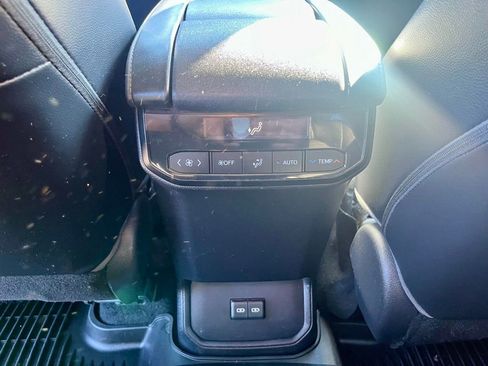 Used 2022 Toyota Highlander XLE AWD/4WD image 24